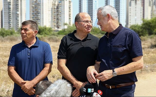From right to left: Blue and White party leaders Benny Gantz, Moshe Ya'alon, and Gabi Ashkenazi visit Ashkelon on September 11, 2019. (Flash90) From right to left: Blue and White party leaders Benny Gantz, Moshe Ya'alon, and Gabi Ashkenazi visit Ashkelon on September 11, 2019. (Flash90)