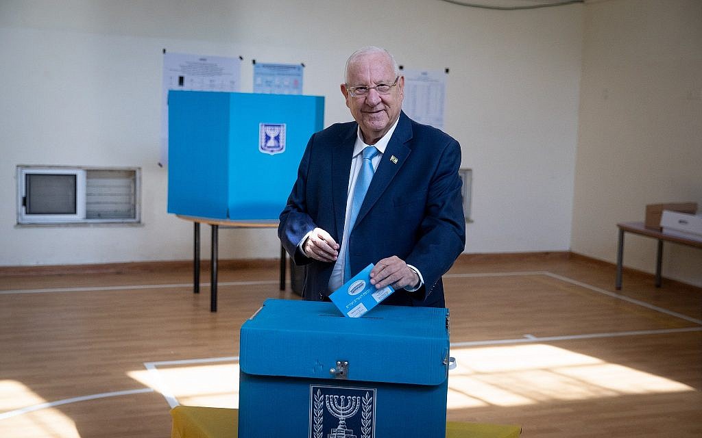 President Reuven Rivlin casts his ballot at a voting station in Jerusalem, September 17, 2019 (Yonatan Sindel/Flash90)