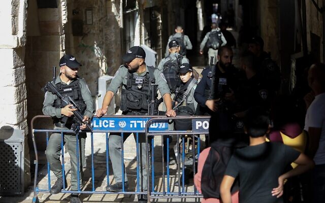 Israeli security forces guard the scene of a stabbing attack at the Temple Mount's Chain Gate, in the Old City of Jerusalem, September 26, 2019. (Noam Revkin Fenton/Flash90)