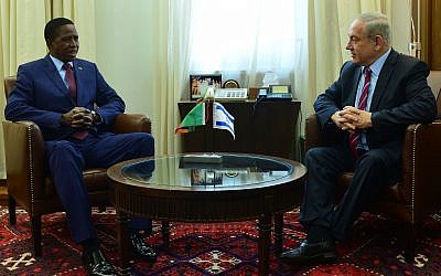 Zambia's President Edgar Lungu, left, meets with Prime Minister Benjamin Netanyahu in Jerusalem on February 28, 2017. (Kobi Gideon/GPO)