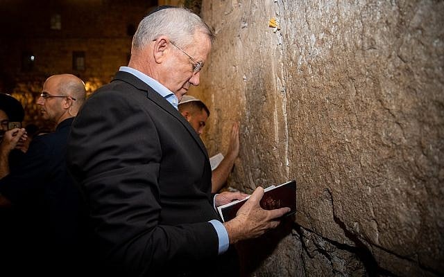 Blue and White head Benny Gantz visits the Western Wall in Jerusalem the night before elections, September 16, 2019. (Yonatan Sindel/Flash90) Blue and White head Benny Gantz visits the Western Wall in Jerusalem the night before elections, September 16, 2019. (Yonatan Sindel/Flash90)