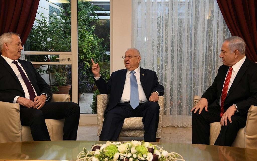 Blue and White leader Benny Gantz (L), President Reuven Rivlin (C) and Prime Minister Benjamin Netanyahu (R) meet at the President's Residence in Jerusalem on September 25, 2019 (Amos Ben Gershom/GPO)