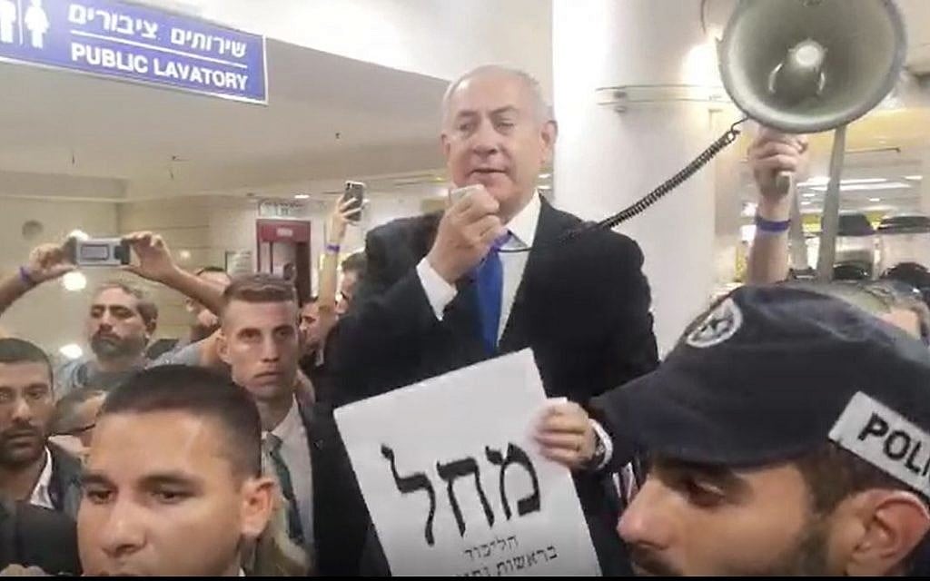 Prime Minister Benjamin Netanyahu speaking to commuters in front of the public bathrooms at the Jerusalem Central Bus Station, September 17, 2019. (Screen capture: Facebook Live)