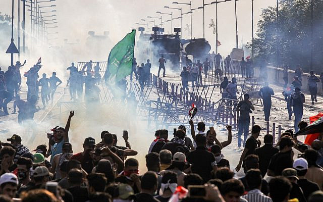 Protesters clash with Iraqi riot police vehicles during a demonstration against state corruption and poor services, between the capital Baghdad's Tahrir Square and the high-security Green Zone district, on October 1, 2019. (AHMAD AL-RUBAYE / AFP) Protesters clash with Iraqi riot police vehicles during a demonstration against state corruption and poor services, between the capital Baghdad's Tahrir Square and the high-security Green Zone district, on October 1, 2019. (AHMAD AL-RUBAYE / AFP)
