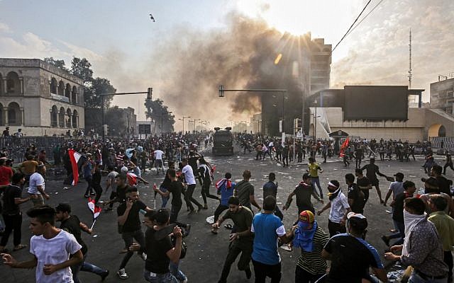 Protesters clash with an Iraqi riot police vehicle during a demonstration against state corruption and poor services, between the capital Baghdad's Tahrir Square and the high-security Green Zone district, on October 1, 2019. (AHMAD AL-RUBAYE / AFP) Protesters clash with an Iraqi riot police vehicle during a demonstration against state corruption and poor services, between the capital Baghdad's Tahrir Square and the high-security Green Zone district, on October 1, 2019. (AHMAD AL-RUBAYE / AFP)