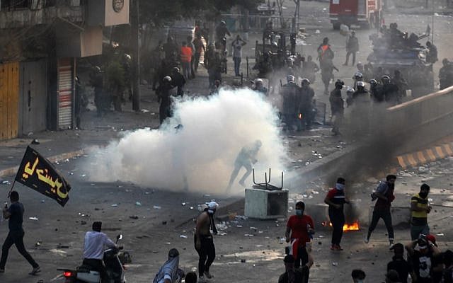 Iraqi police fire teargas at protesters during a demonstration against state corruption, failing public services and unemployment at Tayaran square in Baghdad on October 2, 2019 (AHMAD AL-RUBAYE / AFP)