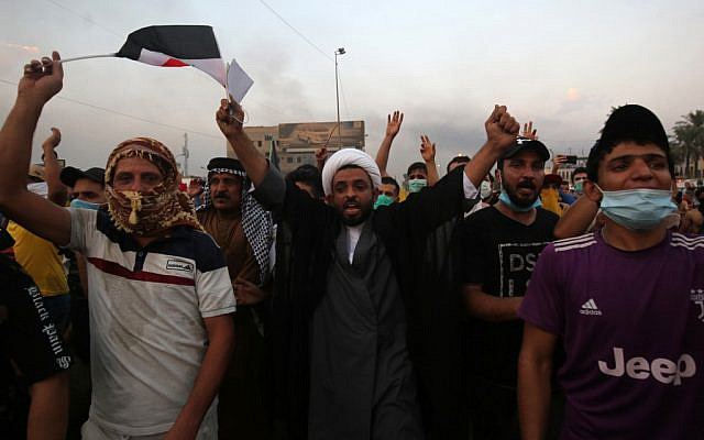 Iraqi protesters chant slogans during a demonstration against state corruption, failing public services and unemployment at Tayaran square in Baghdad on October 2, 2019 (AHMAD AL-RUBAYE / AFP)