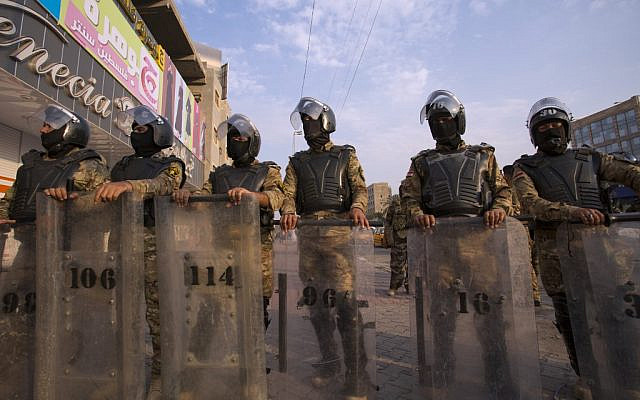 Iraqi riot police stand guard as protesters take part in a demonstration against state corruption, failing public services and unemployment, on October 2, 2019 in the southern city of Basra (Hussein FALEH / AFP)