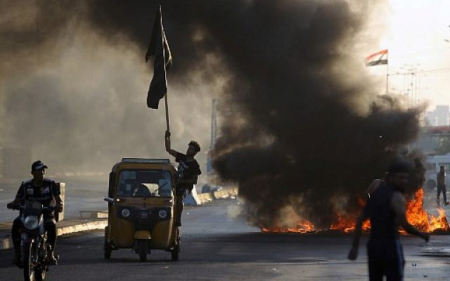 Iraqi protesters burn tires during a demonstration against state corruption, failing public services, and unemployment, in the Iraqi capital Baghdad on October 5, 2019. (AHMAD AL-RUBAYE / AFP) Iraqi protesters burn tires during a demonstration against state corruption, failing public services, and unemployment, in the Iraqi capital Baghdad on October 5, 2019. (AHMAD AL-RUBAYE / AFP)