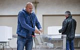 Polish nationals cast their ballots on October 12, 2019, in Chicago, Illinois, one day before parliamentary elections in Poland. (KAMIL KRZACZYNSKI / AFP)