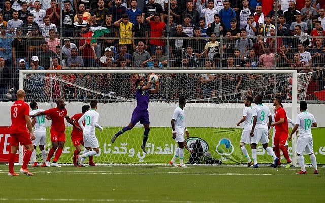 Saudi's goalkeeper Mohammed Alowais (C) saves the ball during the World Cup 2022 Asian qualifying match between Palestine and Saudi Arabia in the West Bank town of al-Ram on October 15, 2019. (Ahmad GHARABLI / AFP)
