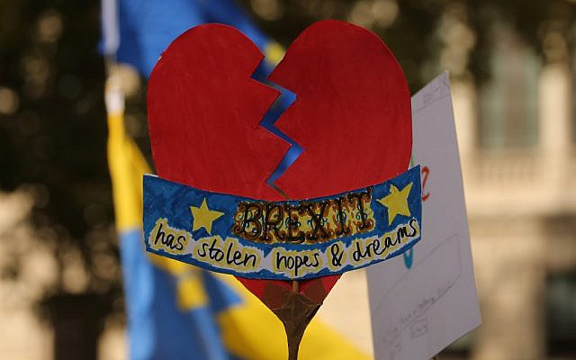 Demonstrators with placards gather in Parliament Square in central London on October 19, 2019, as they take part in a rally by the People's Vote organisation calling for a final say in a second referendum on Brexit (ISABEL INFANTES / AFP) Demonstrators with placards gather in Parliament Square in central London on October 19, 2019, as they take part in a rally by the People's Vote organisation calling for a final say in a second referendum on Brexit (ISABEL INFANTES / AFP)