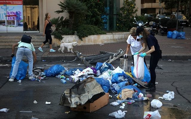 Lebanese demonstrators clean up rubbish on a street in the capital Beirut's downtown district following a night of protests against tax increases and official corruption, on October 21, 2019 (Patrick BAZ / AFP) Lebanese demonstrators clean up rubbish on a street in the capital Beirut's downtown district following a night of protests against tax increases and official corruption, on October 21, 2019 (Patrick BAZ / AFP)