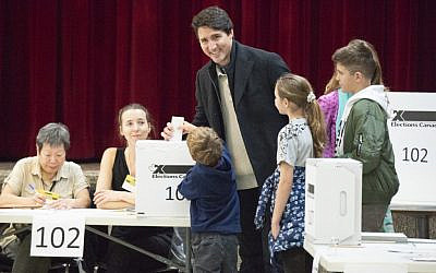 Leader of the Liberal Party of Canada, Justin Trudeau votes with his family in Montreal, Quebec on  October 21, 2019 (Sebastien ST-JEAN / AFP)