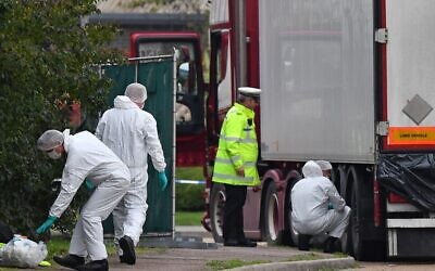British Police forensics officers work on a truck found to be containing 39 dead people, at Waterglade Industrial Park in Grays, east of London, on October 23, 2019. (Ben STANSALL / AFP)