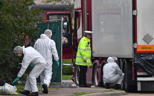 British Police forensics officers work on a truck found to be containing 39 dead people, at Waterglade Industrial Park in Grays, east of London, on October 23, 2019. (Ben STANSALL / AFP) British Police forensics officers work on a truck found to be containing 39 dead people, at Waterglade Industrial Park in Grays, east of London, on October 23, 2019. (Ben STANSALL / AFP)