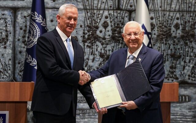 President Reuven Rivlin presents Blue and White party leader Benny Gantz with the mandate to form a new Israeli government, after PM Netanyahu's failure to form one, at the President's Residence in Jerusalem on October 23, 2019. (GALI TIBBON / AFP) President Reuven Rivlin presents Blue and White party leader Benny Gantz with the mandate to form a new Israeli government, after PM Netanyahu's failure to form one, at the President's Residence in Jerusalem on October 23, 2019. (GALI TIBBON / AFP)
