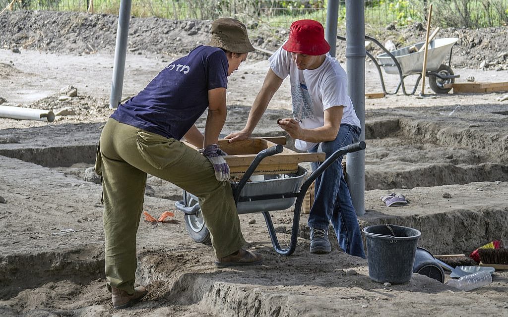 Thousands of youth and volunteers participated in the excavation at the Early Bronze Age excavation site near modern Harish. (Yaniv Berman, Israel Antiquities Authority)
