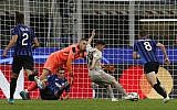 Israeli soccer player Manor Solomon, center right, scores the winning goal for his Ukrainian team Shakhtar Donetsk during the Champions League group C soccer match between Italy's Atalanta and Shakhtar Donetsk at the San Siro stadium in Milan, Italy, October 1, 2019. (AP Photo/Antonio Calanni)