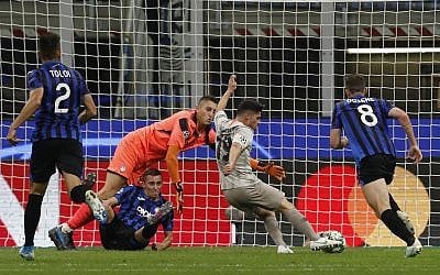Israeli soccer player Manor Solomon, center right, scores the winning goal for his Ukrainian team Shakhtar Donetsk during the Champions League group C soccer match between Italy's Atalanta and Shakhtar Donetsk at the San Siro stadium in Milan, Italy, October 1, 2019. (AP Photo/Antonio Calanni)
