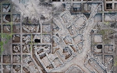 Aerial photographs of the Early Bronze Age excavation site near modern Harish. (Assaf Peretz, Israel Antiquities Authority)