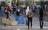 Illustrative: Palestinian rioters clash with police in the East Jerusalem neighborhood of Issawiya, October 5, 2015. (Flash90)