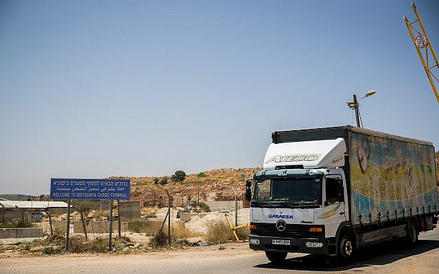A truck crossing at the Beitunia crossing, near the West Bank city of Ramallah, June 25, 2019. (Yonatan Sindel/Flash90) A truck crossing at the Beitunia crossing, near the West Bank city of Ramallah, June 25, 2019. (Yonatan Sindel/Flash90)
