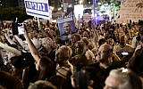 Demonstrators back Prime Minister Benjamin Netanyahu during his corruption hearings near the home of Attorney General Avichai Mandelblit, on October 5, 2019. (Tomer Neuberg/Flash90)
