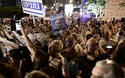 Demonstrators back Prime Minister Benjamin Netanyahu during his corruption hearings near the home of Attorney General Avichai Mandelblit, on October 5, 2019. (Tomer Neuberg/Flash90)