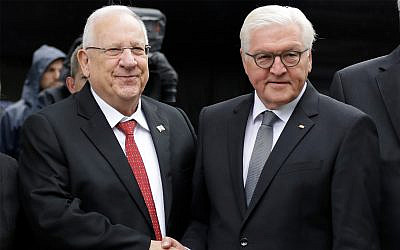 German President Frank-Walter Steinmeier, right, welcomes President Reuven Rivlin at a ceremony commemorating the 11 Israeli athletes who were killed in a terrorist attack during the 1972 Olympic Games in Munich, Germany, September 6, 2017. (AP/Matthias Schrader)