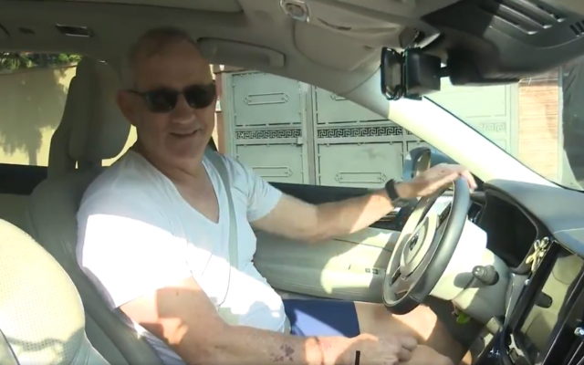 Blue and White leader Benny Gantz speaking to reporters in his car, next to his home in Rosh Ha'ayin, on October 22, 2019 (Screenshot: Twitter) Blue and White leader Benny Gantz speaking to reporters in his car, next to his home in Rosh Ha'ayin, on October 22, 2019 (Screenshot: Twitter)