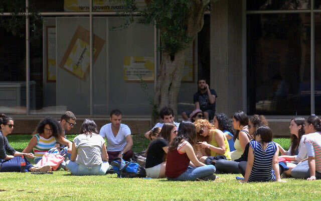 Students on the campus of Ben Gurion University in Beersheva, May 8 2013. (Dudu Greenspan/Flash90)