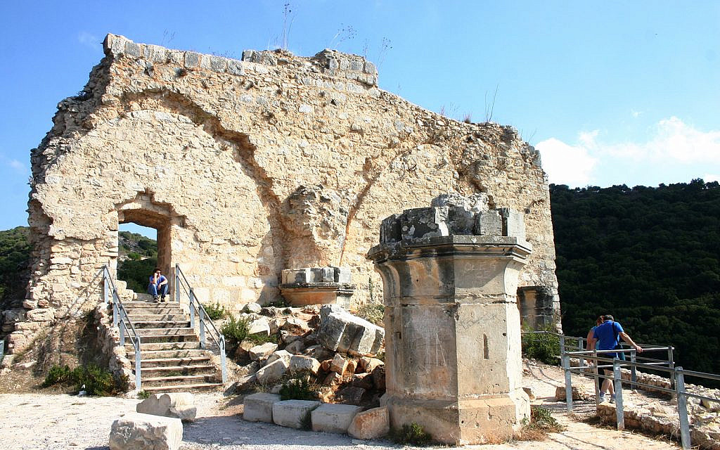 The Montfort stronghold once boasted massive towers, an enormous dining hall with stained glass windows, and an elegant chapel. (Shmuel Bar-Am)