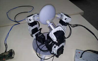 The robotic arm developed by researchers at Ben-Gurion University of the Negev that uses an algorithm to calculate the shape of objects and allows it to grasp objects with a variety of geometries (Courtesy)