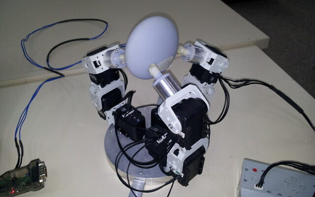 The robotic arm developed by researchers at Ben-Gurion University of the Negev that uses an algorithm to calculate the shape of objects and allows it to grasp objects with a variety of geometries (Courtesy) The robotic arm developed by researchers at Ben-Gurion University of the Negev that uses an algorithm to calculate the shape of objects and allows it to grasp objects with a variety of geometries (Courtesy)