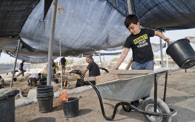 Some of the 15,000 pupils who participated in the archaeological excavations at Usha over the past year. (Yoli Schwartz, Israel Antiquities Authority) Some of the 15,000 pupils who participated in the archaeological excavations at Usha over the past year. (Yoli Schwartz, Israel Antiquities Authority)