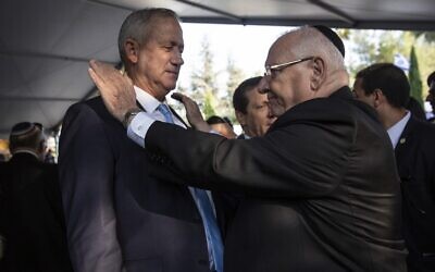 President Reuven Rivlin (R) and Blue and White party chief Benny Gantz at the state memorial ceremony for former Israeli prime minister Yitzhak Rabin, at Mount Herzl cemetery in Jerusalem, November 10, 2019. (Heidi Levine/Pool/AFP)