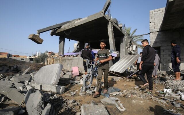 Palestinian youths look for salvageable items amid the rubble of a house destroyed in an Israeli air strike in Khan Yunis in the southern Gaza Strip November 13, 2019. (SAID KHATIB / AFP)
