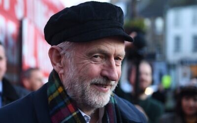 UK Labour Party leader Jeremy Corbyn talks with locals during an election campaign visit to Linlithgow, west of Edinburgh, Scotland, on November 14, 2019. (Andy Buchanan/AFP)