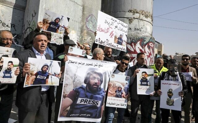 Palestinian journalists wear eye patches as they gather for a demonstration by Israel's security barrier in Bethlehem in the occupied West Bank on November 17, 2019, while holding posters of and signs in solidarity with Palestinian cameraman Mu'ath Amarneh, who, days before, was injured in his eye by a rubber bullet while covering clashes between Palestinian protesters and Israeli security forces, in a West Bank demonstration. (HAZEM BADER / AFP) Palestinian journalists wear eye patches as they gather for a demonstration by Israel's security barrier in Bethlehem in the occupied West Bank on November 17, 2019, while holding posters of and signs in solidarity with Palestinian cameraman Mu'ath Amarneh, who, days before, was injured in his eye by a rubber bullet while covering clashes between Palestinian protesters and Israeli security forces, in a West Bank demonstration. (HAZEM BADER / AFP)