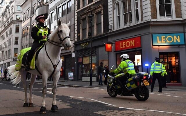 Mounted police patrol along Cannon Street in central London, on November 29, 2019. (Ben STANSALL / AFP) Mounted police patrol along Cannon Street in central London, on November 29, 2019. (Ben STANSALL / AFP)