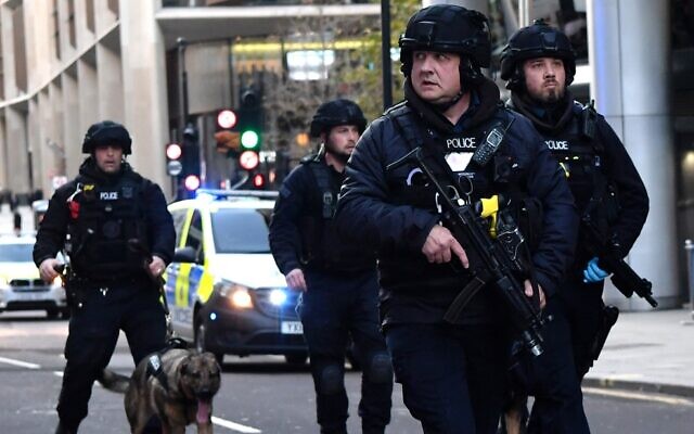 Armed police with dogs patrol along Cannon Street in central London, on November 29, 2019 after a stabbing attack on London Bridge. (Ben STANSALL / AFP) Armed police with dogs patrol along Cannon Street in central London, on November 29, 2019 after a stabbing attack on London Bridge. (Ben STANSALL / AFP)