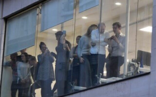 Office workers peer out of the windows of Leadenhall Market near London Bridge in central London, on November 29, 2019 after reports of shots being fired on London Bridge (Ben STANSALL / AFP) Office workers peer out of the windows of Leadenhall Market near London Bridge in central London, on November 29, 2019 after reports of shots being fired on London Bridge (Ben STANSALL / AFP)