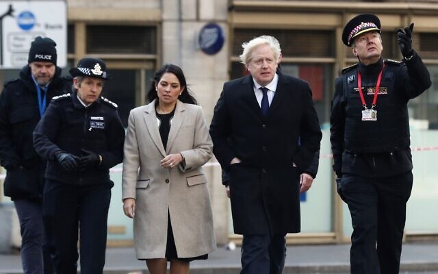 Britain's Prime Minister Boris Johnson, (2R), Home Secretary Priti Patel, (2L), Metropolitan Police Commissioner Cressida Dick (L) and Commissioner of the City of London Police, Ian Dyson arrive at the scene of a stabbing, on London Bridge in the City of London on November 30, 2019 (SIMON DAWSON / POOL / AFP) Britain's Prime Minister Boris Johnson, (2R), Home Secretary Priti Patel, (2L), Metropolitan Police Commissioner Cressida Dick (L) and Commissioner of the City of London Police, Ian Dyson arrive at the scene of a stabbing, on London Bridge in the City of London on November 30, 2019 (SIMON DAWSON / POOL / AFP)