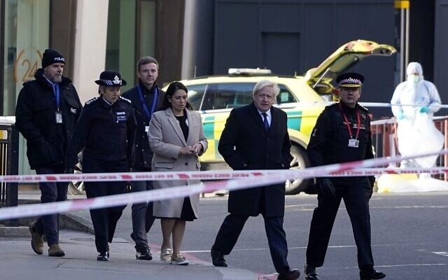 Britain's Prime Minister Boris Johnson, Britain's Home Secretary Priti Patel, Metropolitan Police Commissioner Cressida Dick, second left, and Commissioner of the City of London Police, Ian Dyson, right, arrive at the scene of a stabbing on London Bridge in the City of London, on November 30, 2019. (Niklas HALLE'N / AFP) Britain's Prime Minister Boris Johnson, Britain's Home Secretary Priti Patel, Metropolitan Police Commissioner Cressida Dick, second left, and Commissioner of the City of London Police, Ian Dyson, right, arrive at the scene of a stabbing on London Bridge in the City of London, on November 30, 2019. (Niklas HALLE'N / AFP)