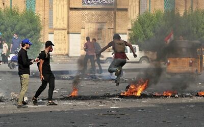 Fires set by protesters close roads during ongoing anti-government protests in Baghdad, Iraq, November 3, 2019 (AP Photo/Hadi Mizban) Fires set by protesters close roads during ongoing anti-government protests in Baghdad, Iraq, November 3, 2019 (AP Photo/Hadi Mizban)