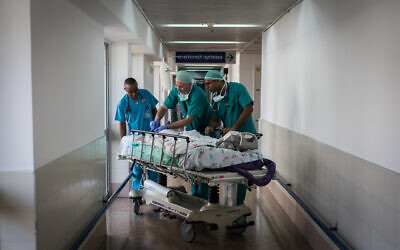 Illustrative: Doctors and nurses treat a patient at Wolfson Medical Center in Holon. (Hadas Parush/Flash90)