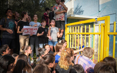 Students protest against deportation of their classmates who were arrested alongside their parents by immigration authorities, outside Gabrieli school in Tel Aviv, November 7, 2019. (Avshalom Sassoni/Flash90)