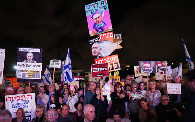 Activists protest against Prime Minister Benjamin Netanyahu calling on him to resign, at Habima Square in Tel Aviv, on November 30, 2019. (Photo: Miriam Alster/FLASH90)