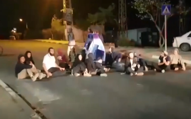 People block a road during a police operation in the West Bank settlement of Yitzhar on November 10, 2019. (Screen Capture: Ynet)